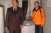 Biathlet Michael Greis (rechts) und Dr. Ulrich Stiebel im Technikraum des Neubaus mit der Wärmepumpenanlage von STIEBEL ELTRON. Foto: Stiebel Eltron 