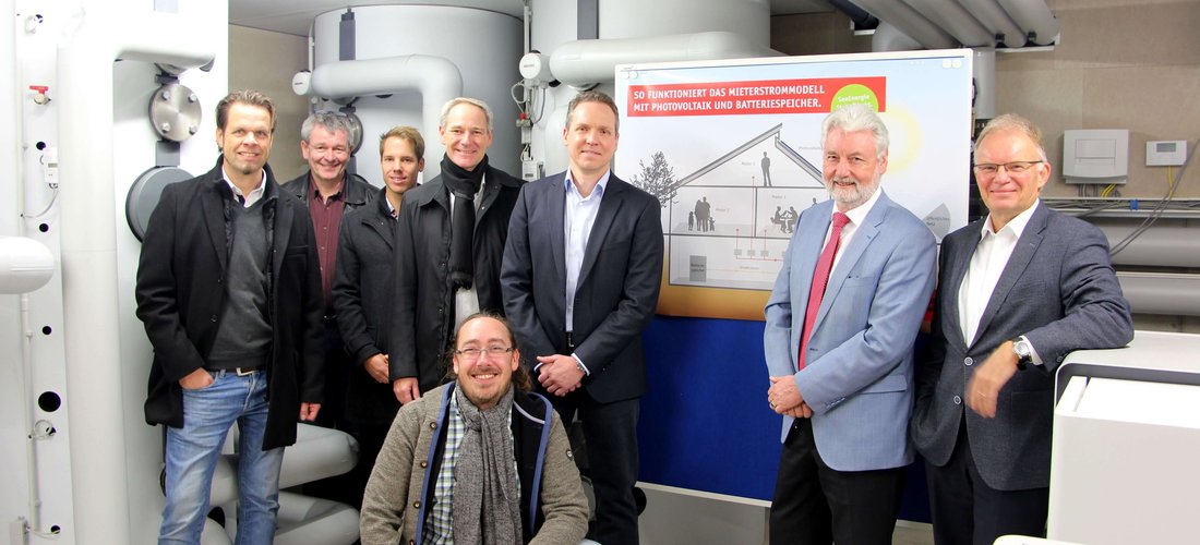 Beim Pressetermin wurde die Wärmepumpen-Technik der vier neuen Mehrfamilienhäuser in Konstanz präsentiert. (Foto: Stadtwerke Konstanz GmbH)