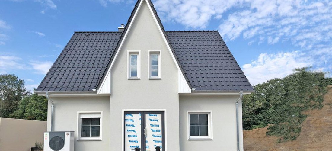 Das Massivhaus ist dem Friesenstil nachempfunden. Foto: Roth
