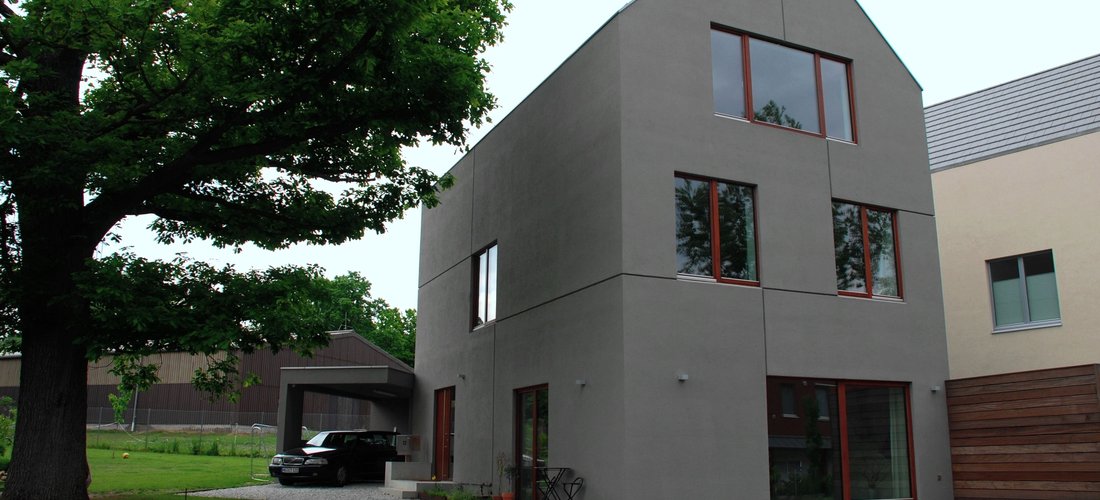 Die zellulosegedämmte Holzständerkonstruktion wird außen von einem INTHERMO Wärmedämmverbundsystem auf Holzfaserbasis ummantelt. Das Putzsystem ist auf die ökologische Trägerplatte abgestimmt; der Deckputz ist mineralisch.  Foto: Achim Zielke