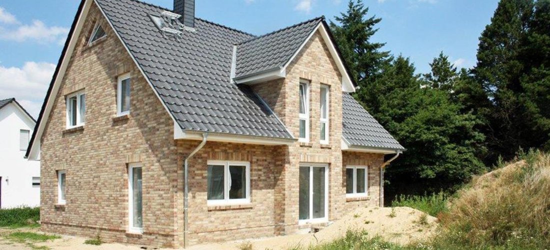 Das 179 Quadratmeter große Stadthaus in Massivbauweise glänzt mit seiner eleganten Fassade: Gelbbunte Klinker verleihen dem Familiendomizil friesischen Charme und machen die Gebäudehülle witterungsbeständiger. Foto: Roth