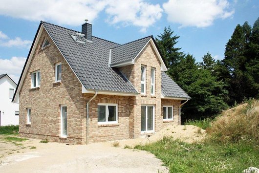 Das 179 Quadratmeter große Stadthaus in Massivbauweise glänzt mit seiner eleganten Fassade: Gelbbunte Klinker verleihen dem Familiendomizil friesischen Charme und machen die Gebäudehülle witterungsbeständiger. Foto: Roth Das 179 Quadratmeter große Stadthaus in Massivbauweise glänzt mit seiner eleganten Fassade: Gelbbunte Klinker verleihen dem Familiendomizil friesischen Charme und machen die Gebäudehülle witterungsbeständiger. Foto: Roth