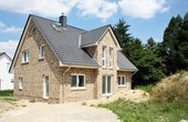 Das 179 Quadratmeter große Stadthaus in Massivbauweise glänzt mit seiner eleganten Fassade: Gelbbunte Klinker verleihen dem Familiendomizil friesischen Charme und machen die Gebäudehülle witterungsbeständiger. Foto: Roth