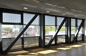 Das Institutsareal bot die Gelegenheit die Sanierung von bestehenden Institutsgebäuden und den Laborneubau so miteinander zu verbinden, dass die Energieversorgung (Kühlwasser und Heizung) umweltfreundlich und innovativ zu einem Nahwärme- und Kälteverbund umgestaltet werden konnte. Foto: Fraunhofer-Institut