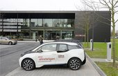 Zum Konzept des Energy Campus, einem Plus-Energie-Gebäude, gehört auch die Elektromobilität: Überschüssiger Strom von der PV-Anlage wird unter anderem über die Ladestationen vor dem Gebäude an Elektroautos und E-Bikes abgegeben.  Foto: Stiebel Eltron