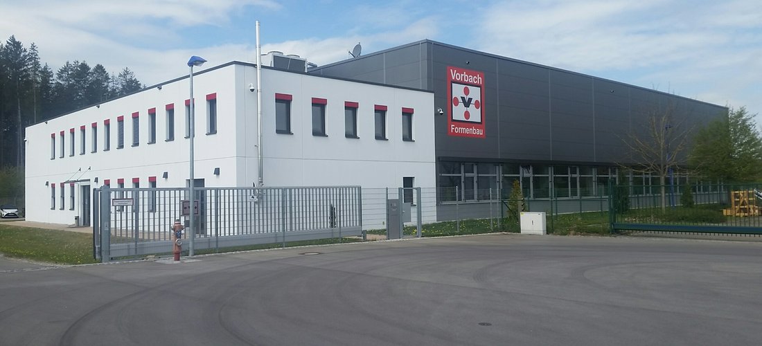 Bei Vorbach nutzt eine 107 kW Viessmann Wärmepumpe die Abwärme der Maschinen, um damit das Bürogebäude zu heizen. (Foto: Vorbach GmbH & Co.KG)