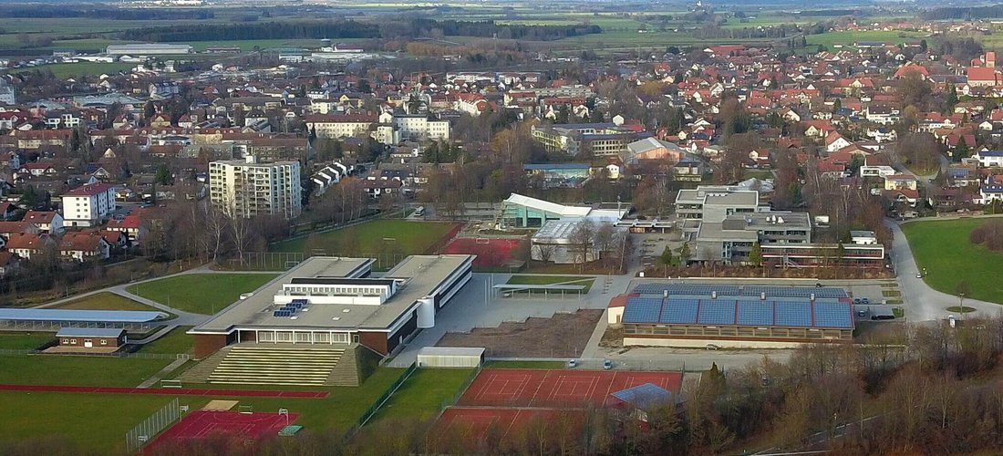 Schulzentrum Buchloe mit Sportplätzen (links: Gymnasium Buchloe, rechts: Real- und Mittelschule). (Foto: Wikipedia/ Thomas Springer - Creative Commons CC0 1.0 Universal Public Domain Dedication)