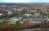 Schulzentrum Buchloe mit Sportplätzen (links: Gymnasium Buchloe, rechts: Real- und Mittelschule). (Foto: Wikipedia/ Thomas Springer - Creative Commons CC0 1.0 Universal Public Domain Dedication)