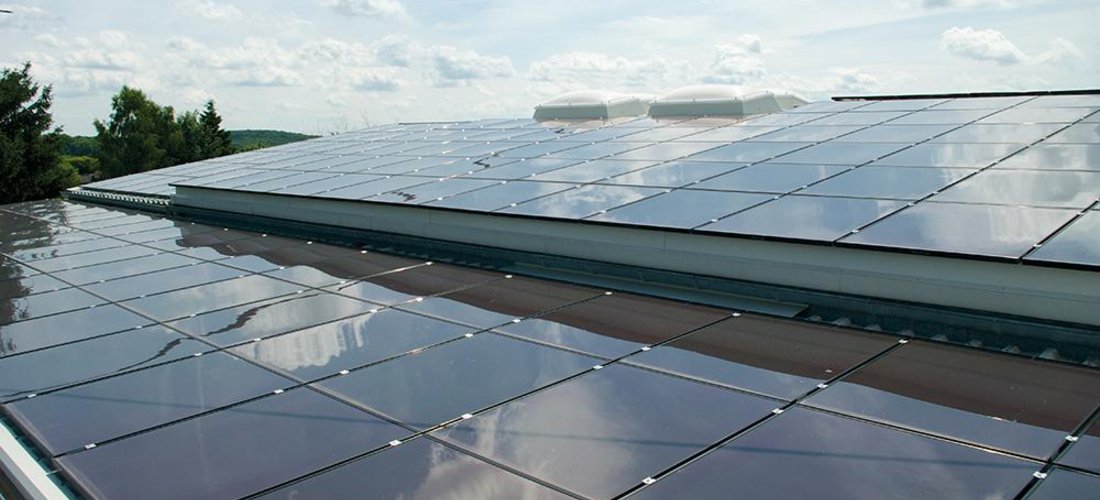 Solaranlage auf dem Geschäftsgebäude der Dernbacher Firma. Foto: KLAR.energie
