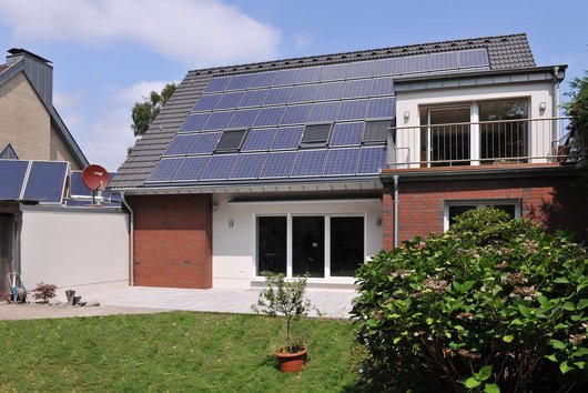 Das RWE Zukunftshaus ist ein Leuchtturmprojekt der InnovationCity Ruhr. „Wir freuen uns, dass das RWE Zukunftshaus nach dem ersten Jahr die ambitionierten Erwartungen erfüllt hat. Das Haus der Familie Kewitsch zeigt exemplarisch wie die ‚Energiewende von unten‘ hier in Bottrop – aber auch in anderen Städten und Kommunen – umgesetzt werden kann“, so Burkhard Drescher, Geschäftsführer der Innovation City Management GmbH. Foto: InnovationsCityRuhr Das RWE Zukunftshaus ist ein Leuchtturmprojekt der InnovationCity Ruhr. „Wir freuen uns, dass das RWE Zukunftshaus nach dem ersten Jahr die ambitionierten Erwartungen erfüllt hat. Das Haus der Familie Kewitsch zeigt exemplarisch wie die ‚Energiewende von unten‘ hier in Bottrop – aber auch in anderen Städten und Kommunen – umgesetzt werden kann“, so Burkhard Drescher, Geschäftsführer der Innovation City Management GmbH. Foto: InnovationsCityRuhr