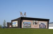Die Fassade des Gebäudes wird als Werbeplattform genutzt.  Foto: BAUFRITZ