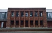 Die Klinkerfassade des alten Bürogebäudes wurde erhalten und in den Neubau. (Foto: waermepumpe-regional.de)