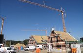 Mit der Errichtung des Dachstuhls steht der Rohbau - der Innenausbau beginnt. (Foto: BayWa AG)