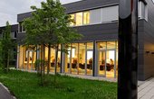 Im WI-Labs werden alle Büro- und Seminarräume über Deckenstrahlplatten im Winter beheizt und im Sommer gekühlt. (Foto: Peter Neidlinger)