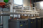 Die Abwärme der Kühlhäuser wird kostengünstig und umweltfreundlich zur Wärmerückgewinnung genutzt. Dabei entsteht eine Rückgewinnung von ca. 21 kW, womit das Wasser der vier ROTEX Warmwasserspeicher auf ca. 45 °C vorgewärmt wird. Foto: Rotex