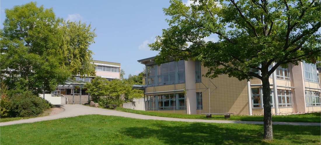 Hohenberg- und Friedrich-Boysen-Realschule: zwei der drei vom Hybriden Heizkraftwerk versorgten Schulen in Altensteig (Quelle: Stadtwerke Altensteig)