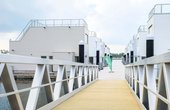 Der Ferienimmobilienanbieter Helma projektierte die Anlage und fungiert als Bauträger. Die Häuser werden an Privateigentümer verkauft. (Foto: REMKO, Lage)