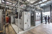 Im vorderen Teil sieht man die 350 kWth Wärmepumpe, die bei Bedarf Wärme erzeugt. (Quelle: M. Duckek)