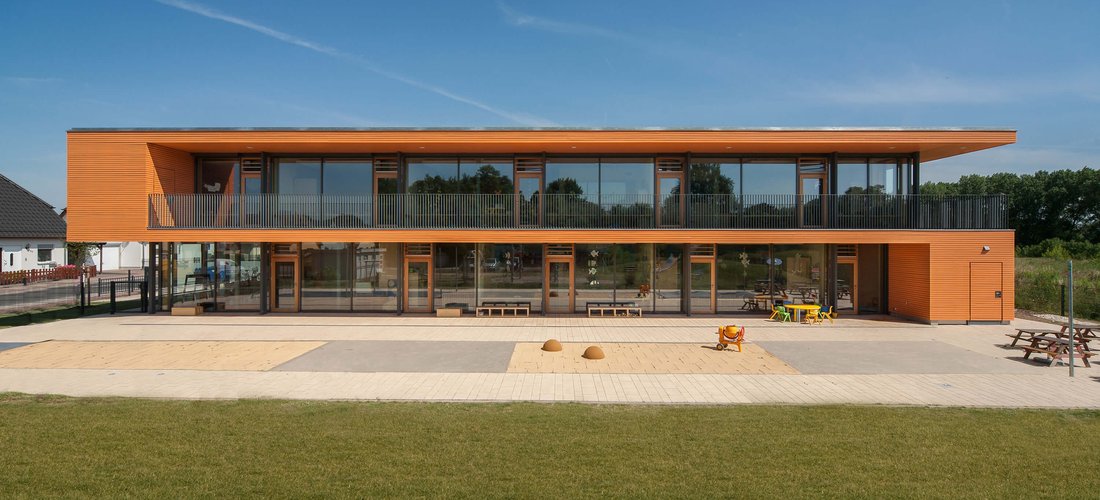 Südansicht der Kindertagesstätte Zauberhaus in Delitzsch in Massivbauweise mit einer vorgehangenen Holzrahmenbaufassade (Copyright: Reiter+ Rentzsch Architekten, Fotos Spitzner)