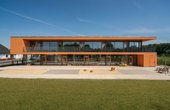 Südansicht der Kindertagesstätte Zauberhaus in Delitzsch in Massivbauweise mit einer vorgehangenen Holzrahmenbaufassade (Copyright: Reiter+ Rentzsch Architekten, Fotos Spitzner)
