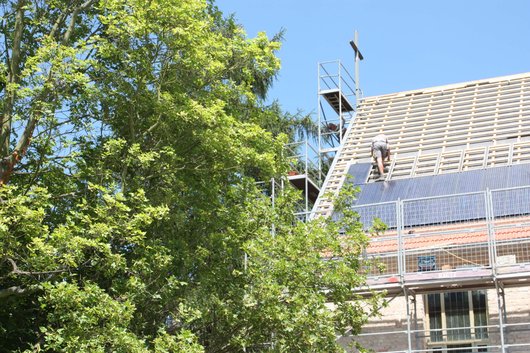 Die Abwasser-Wärmepumpe der Dresdener Weinbergskirche wurde um eine PV-Anlage zu einem energetischen Gesamtkonzept ergänzt. (Foto: SAENA) Die Abwasser-Wärmepumpe der Dresdener Weinbergskirche wurde um eine PV-Anlage zu einem energetischen Gesamtkonzept ergänzt. (Foto: SAENA)