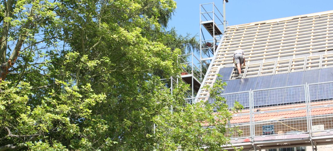 Die Abwasser-Wärmepumpe der Dresdener Weinbergskirche wurde um eine PV-Anlage zu einem energetischen Gesamtkonzept ergänzt. (Foto: SAENA)