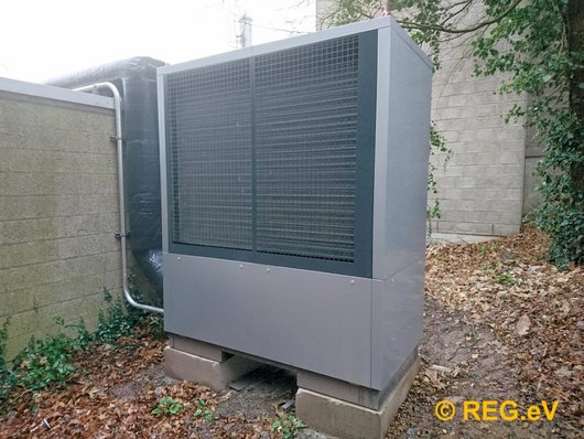 Außeneinheit der Luftwärmepumpe am Sportzentrum Roßdorf (Foto: REG e.V.) Außeneinheit der Luftwärmepumpe am Sportzentrum Roßdorf (Foto: REG e.V.)