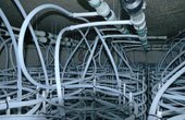 Anschlussleitungen des Eisspeichers (Foto: TWK – Test- und Weiterbildungszentrum Wärmepumpen und Kältetechnik GmbH)