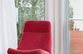 Durch ansprechende Design-Abdeckgitter aus Edelstahl strömt die frische Zuluft ohne jede Zugerscheinungen in die Wohnräume. (Foto: Zehnder Group Deutschland GmbH)