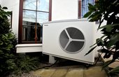 Mehr Wohnkomfort bei geringeren Heizkosten und etwas für den Klimaschutz tun – das war für Hausherr Otto Ruf Antrieb genug, bei der Heizungsmodernisierung auf eine Wärmepumpen von Stiebel Eltron zu setzen. (Foto: STIEBEL ELTRON GmbH & Co.KG)