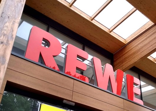 Der Rewe Green Building-Supermarkt in Salzgitter-Lebenstedt heizt mit einer Wärmepumpe (Foto: waermepumpe-regional.de)