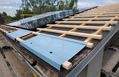Optisch sind die Aluminiumverbundplatten von den PV-Paneelen nicht zu unterscheiden. Die Handwerker benötigten knapp zwei Tage für die gesamte Installation. (Foto: Ennogie / Christoph Große)