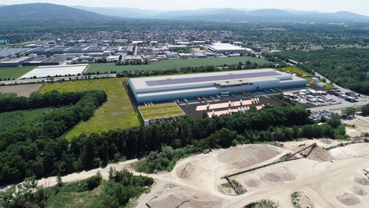 Für das Heizen und Kühlen des neuen Lidl-Verwaltungs- und Logistikzentrum in Bietigheim nutzen Wärmepumpen die Abluft der Kühlanlagen für das Tiefkühl- und Kühllager. (Foto: Lidl)