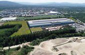 Für das Heizen und Kühlen des neuen Lidl-Verwaltungs- und Logistikzentrum in Bietigheim nutzen Wärmepumpen die Abluft der Kühlanlagen für das Tiefkühl- und Kühllager. (Foto: Lidl)