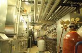 Blick in den Heizungsraum und Wärmepumpe im Museum Peter August Böckstiegel. (Foto: Museum Peter August Böckstiegel)