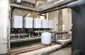 Während die Außenmodule auf dem Flachdach in zwei Reihen ihren Platz gefunden haben, wurden die Innengeräte im benachbarten Technikraum untergebracht. Foto: Bundesverband Wärmepumpe