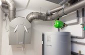Das zentrale Lüftungsgerät vom Typ Zehnder ComfoAir 350 ist in der Lage bis zu 95% der Wärme der Abluft auf die Zuluft zu übertragen, was die Heizkosten minimiert. (Foto: Zehnder Group Deutschland GmbH)