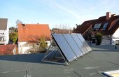 Solarthermie-Kollektoren heizen Wärmepumpe zu Foto: Rotex