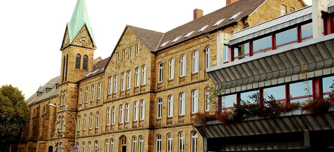 Das Foto zeigt den Klostertrakt und die Kapelle der Angelaschule Osnabrück aus Perspektive der Brahmsstraße. Foto: Julian Sander 