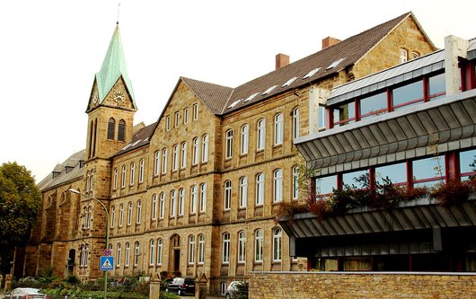 Das Foto zeigt den Klostertrakt und die Kapelle der Angelaschule Osnabrück aus Perspektive der Brahmsstraße. Foto: Julian Sander Das Foto zeigt den Klostertrakt und die Kapelle der Angelaschule Osnabrück aus Perspektive der Brahmsstraße. Foto: Julian Sander