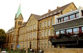 Das Foto zeigt den Klostertrakt und die Kapelle der Angelaschule Osnabrück aus Perspektive der Brahmsstraße. Foto: Julian Sander 