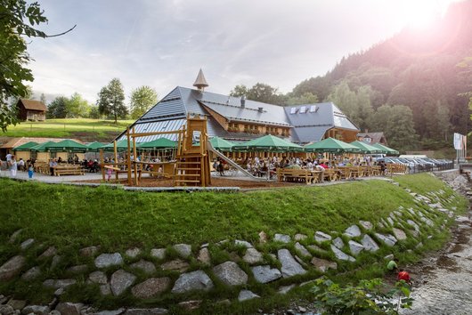 Wasserkraft und Photovoltaik versorgen u.a. die Luftwärmepumpe in der Geroldsauer Mühle (Foto: Geroldsauer Mühle KG)