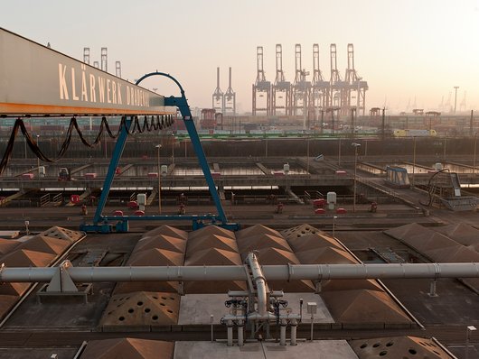 Am Hamburger Klärwerk Dradenau entsteht als Teil des "Energieparks Hafen" die erste Abwasser-Großwärmepumpe Deutschlands. (Bild: © HamburgWasser) Am Hamburger Klärwerk Dradenau entsteht als Teil des "Energieparks Hafen" die erste Abwasser-Großwärmepumpe Deutschlands. (Bild: © HamburgWasser)