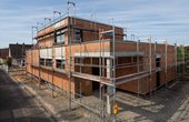 Das KfW 40 Plus Einfamilienhaus wird in Massivbauweise mit perlitverfüllten Poroton-Ziegeln (T7-P) errichtet. (Foto: Deutsche Poroton / Christian Schwab)