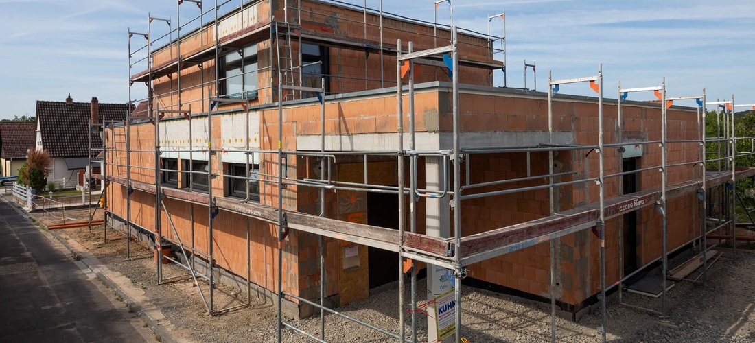 Das KfW 40 Plus Einfamilienhaus wird in Massivbauweise mit perlitverfüllten Poroton-Ziegeln (T7-P) errichtet. (Foto: Deutsche Poroton / Christian Schwab)