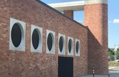 Die Schule ist im Passivhaus-Standard errichtet und ist dadurch höchst energieeffizient, komfortabel, wirtschaftlich und umweltfreundlich zugleich. Eine sehr gut gedämmte, vorgehängte Fassade aus Ziegelmauerwerk und eine Lüftung mit Wärmerückgewinnung tragen einen entscheidenden Teil dazu bei. Foto: Bundesverband Wärmepumpe