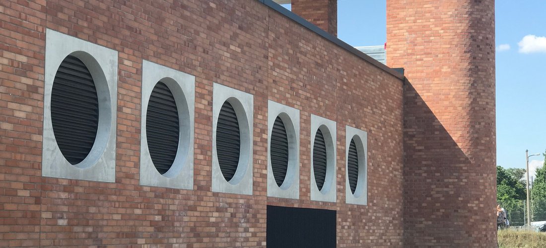 Die Schule ist im Passivhaus-Standard errichtet und ist dadurch höchst energieeffizient, komfortabel, wirtschaftlich und umweltfreundlich zugleich. Eine sehr gut gedämmte, vorgehängte Fassade aus Ziegelmauerwerk und eine Lüftung mit Wärmerückgewinnung tragen einen entscheidenden Teil dazu bei. Foto: Bundesverband Wärmepumpe