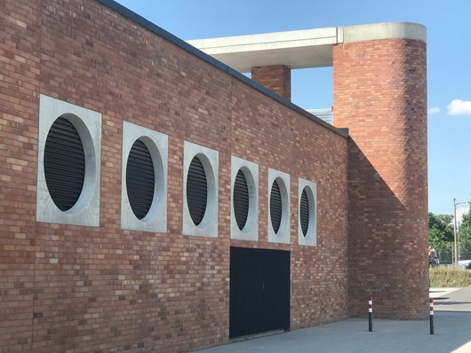 Die Schule ist im Passivhaus-Standard errichtet und ist dadurch höchst energieeffizient, komfortabel, wirtschaftlich und umweltfreundlich zugleich. Eine sehr gut gedämmte, vorgehängte Fassade aus Ziegelmauerwerk und eine Lüftung mit Wärmerückgewinnung tragen einen entscheidenden Teil dazu bei. Foto: Bundesverband Wärmepumpe Die Schule ist im Passivhaus-Standard errichtet und ist dadurch höchst energieeffizient, komfortabel, wirtschaftlich und umweltfreundlich zugleich. Eine sehr gut gedämmte, vorgehängte Fassade aus Ziegelmauerwerk und eine Lüftung mit Wärmerückgewinnung tragen einen entscheidenden Teil dazu bei. Foto: Bundesverband Wärmepumpe