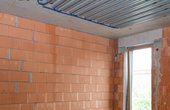 Neben der Green-Code-Akustikdecke im Wohnzimmer wurde im Schlafzimmer aus optischen Gründen eine Klimatop Heiz- und Kühldecke eingebaut. (Foto: Deutsche Poroton / Christian Schwab)
