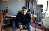 Der Hausbootbesitzer fühlt sich in seinem neuen Studio bereits sichtlich wohl. (Bild: Buderus)